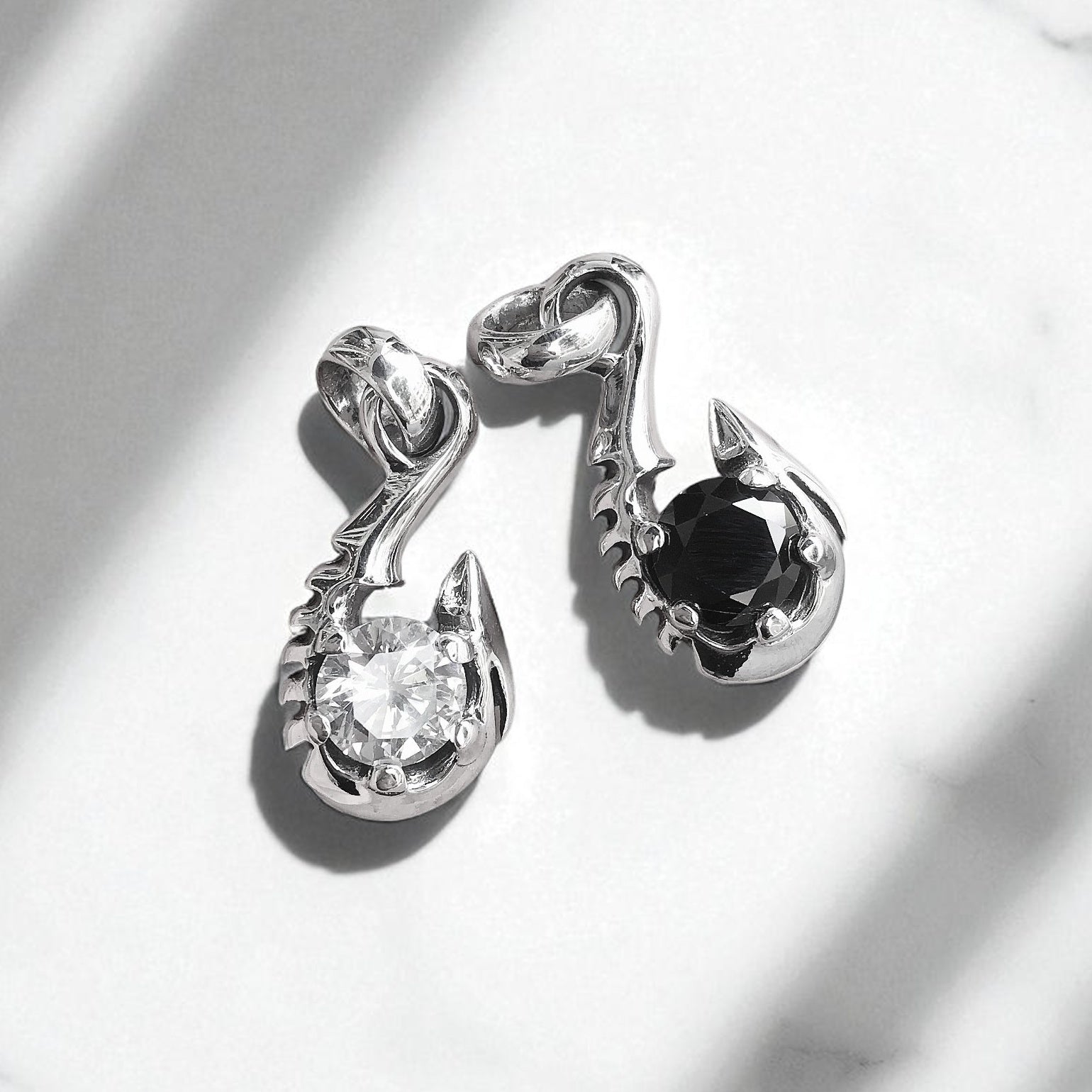 釣り針モチーフ