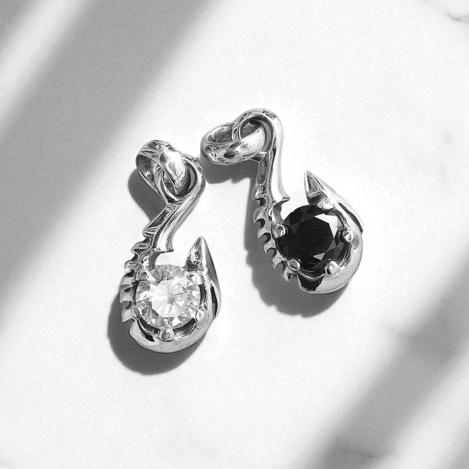 釣り針モチーフ