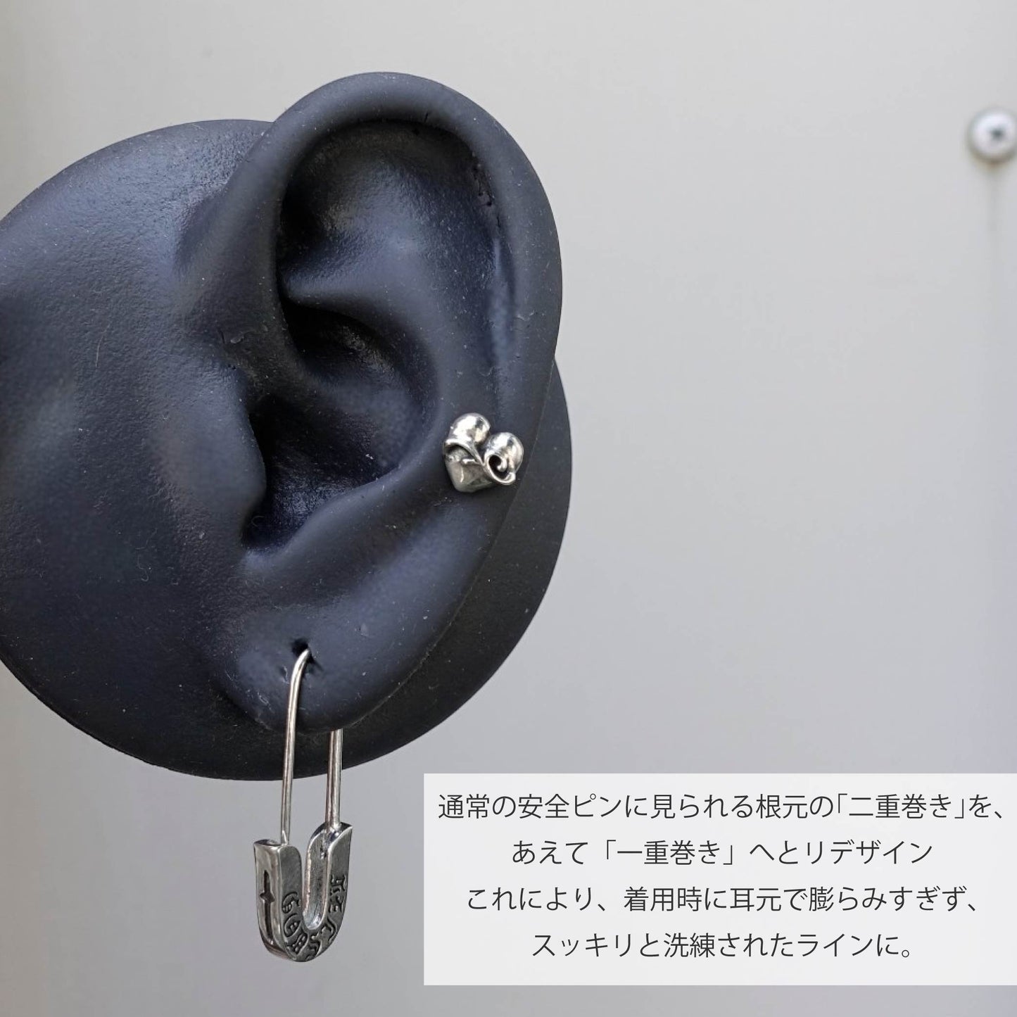 2026AW先行予約【GODSIZE ゴッドサイズ】GS-ER-010/GOTHIC CROSS ENGRAVED SAFETY PIN EARRING