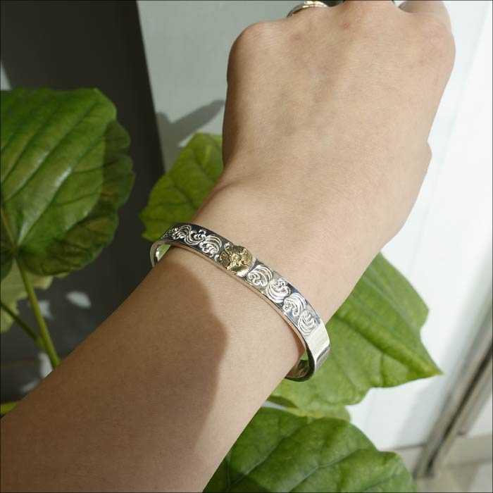 【FIRST ARROW’s ファーストアローズ】BR-013 K18付 平打8mm カラ草彫りバングル