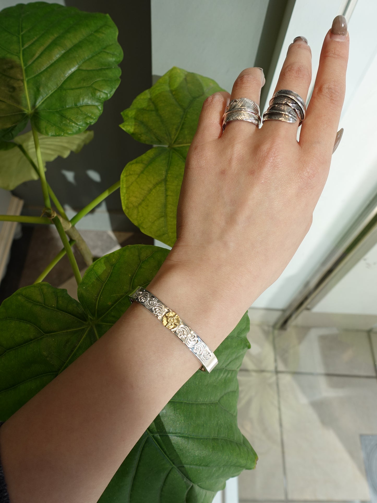 【FIRST ARROW’s ファーストアローズ】BR-013 K18付 平打8mm カラ草彫りバングル