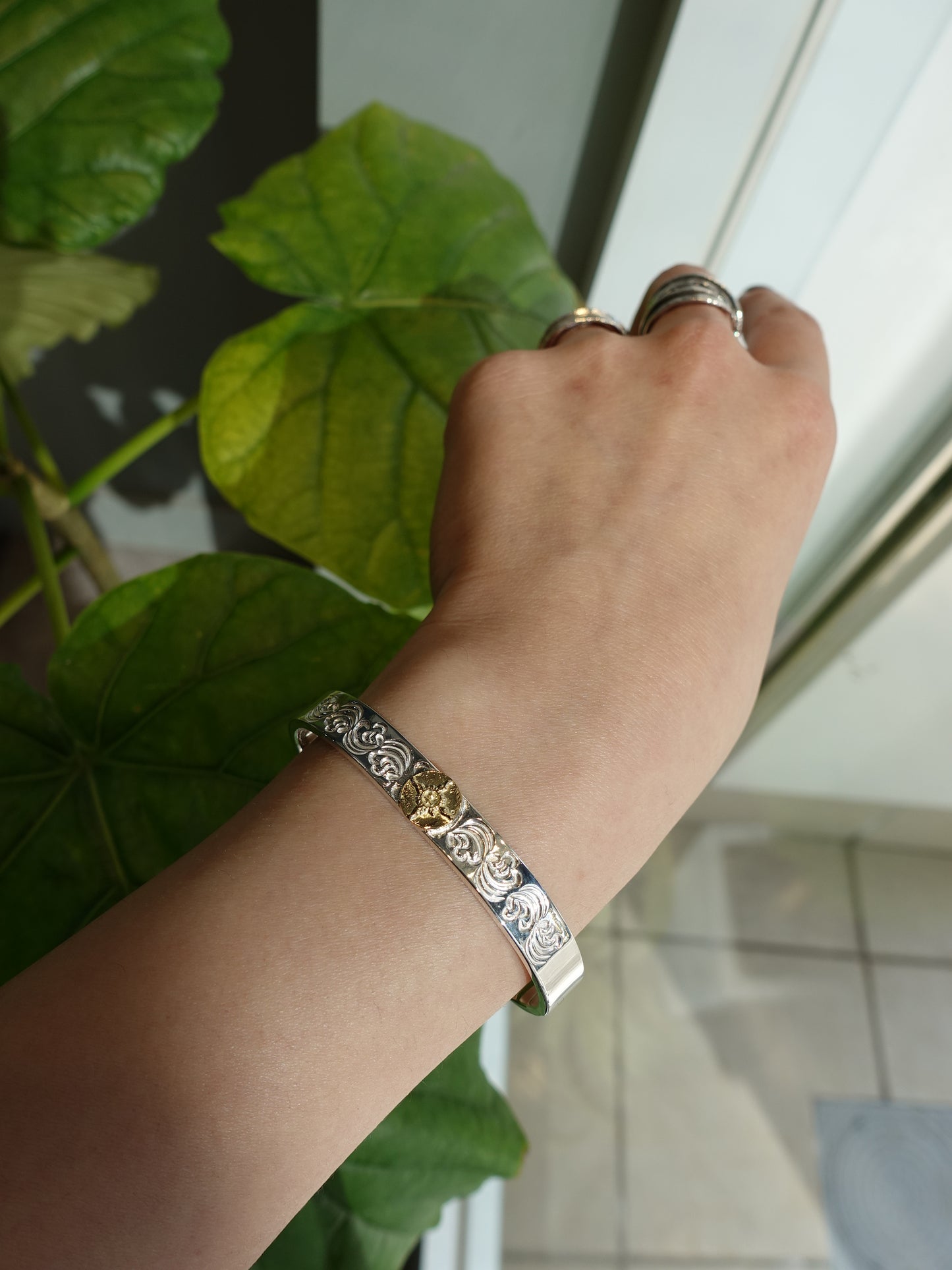 【FIRST ARROW’s ファーストアローズ】BR-013 K18付 平打8mm カラ草彫りバングル