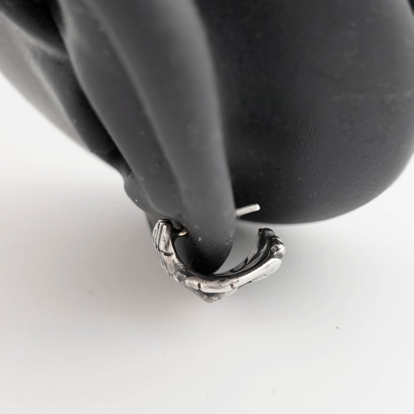 【CRAZY PIG DESIGNS クレイジーピッグデザインズ】NO.1217 BONE HAND STUD EARRING