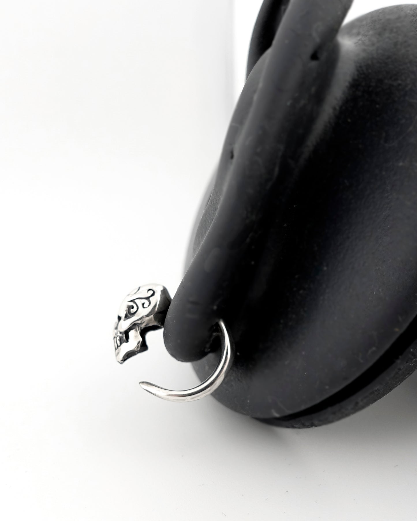 【CRAZY PIG DESIGNS クレイジーピッグデザインズ】NO.512 TRIBAL SKULL HOOP EARRING