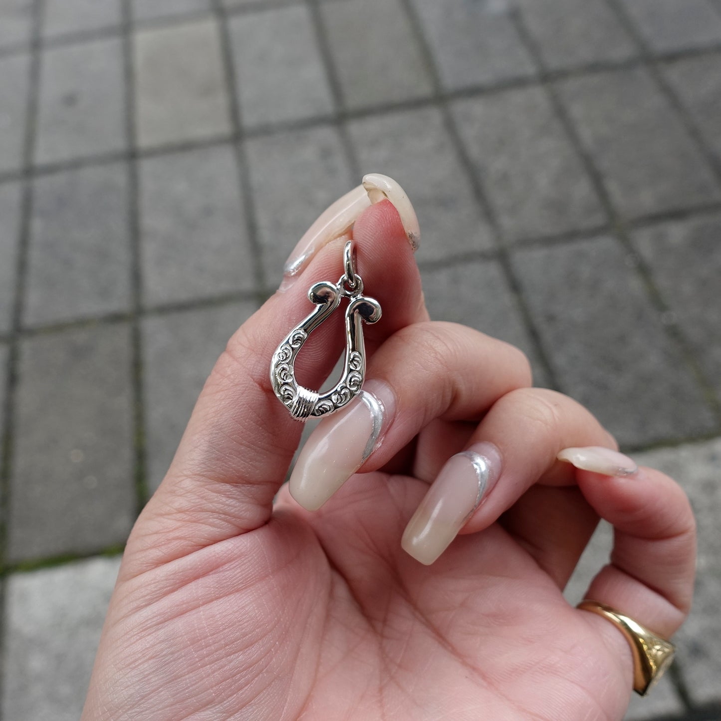 【FIRST ARROW’s ファーストアローズ】P-861 カラ草彫り Horseshoe Pendant(M)