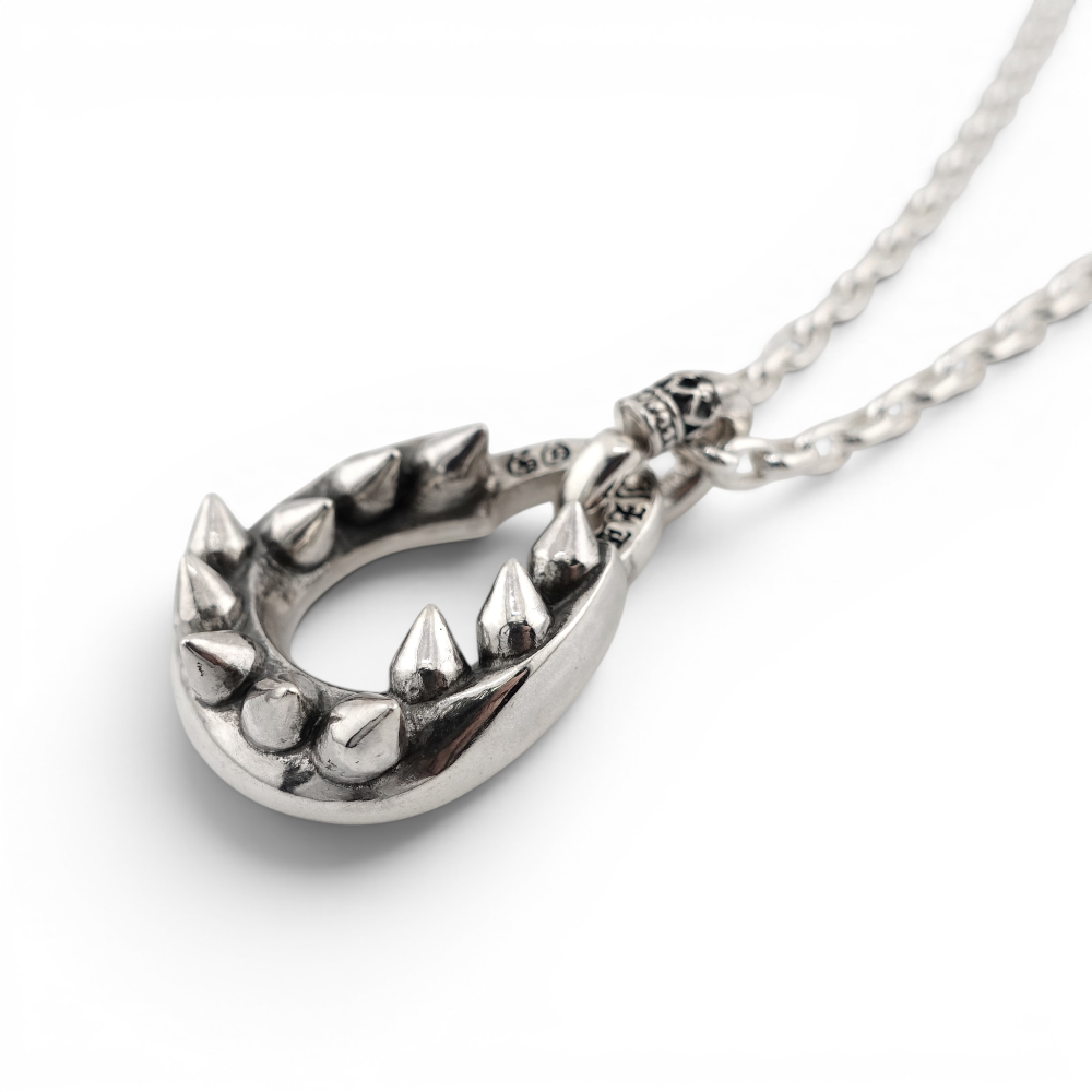2026AW先行予約【GODSIZE ゴッドサイズ】GS697PD SHARK TEETH HORSESHOE PENDANT