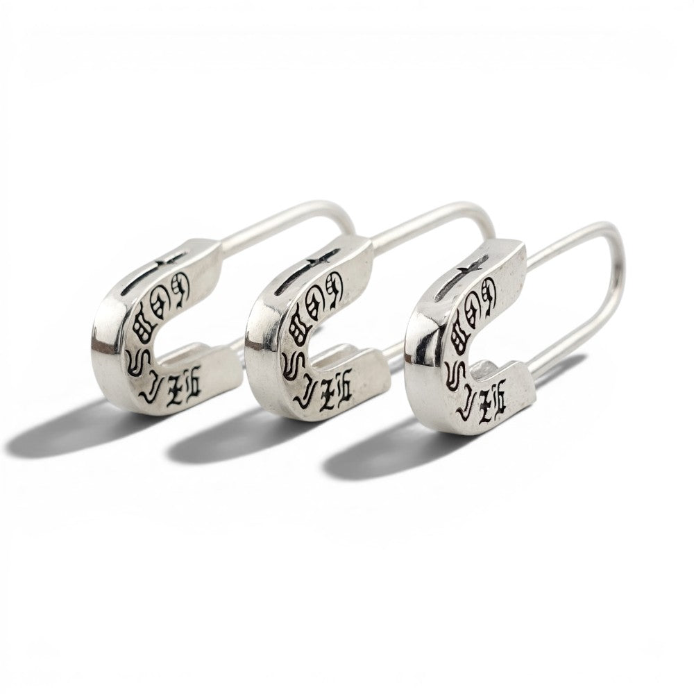 2026AW先行予約【GODSIZE ゴッドサイズ】GS-ER-010/GOTHIC CROSS ENGRAVED SAFETY PIN EARRING