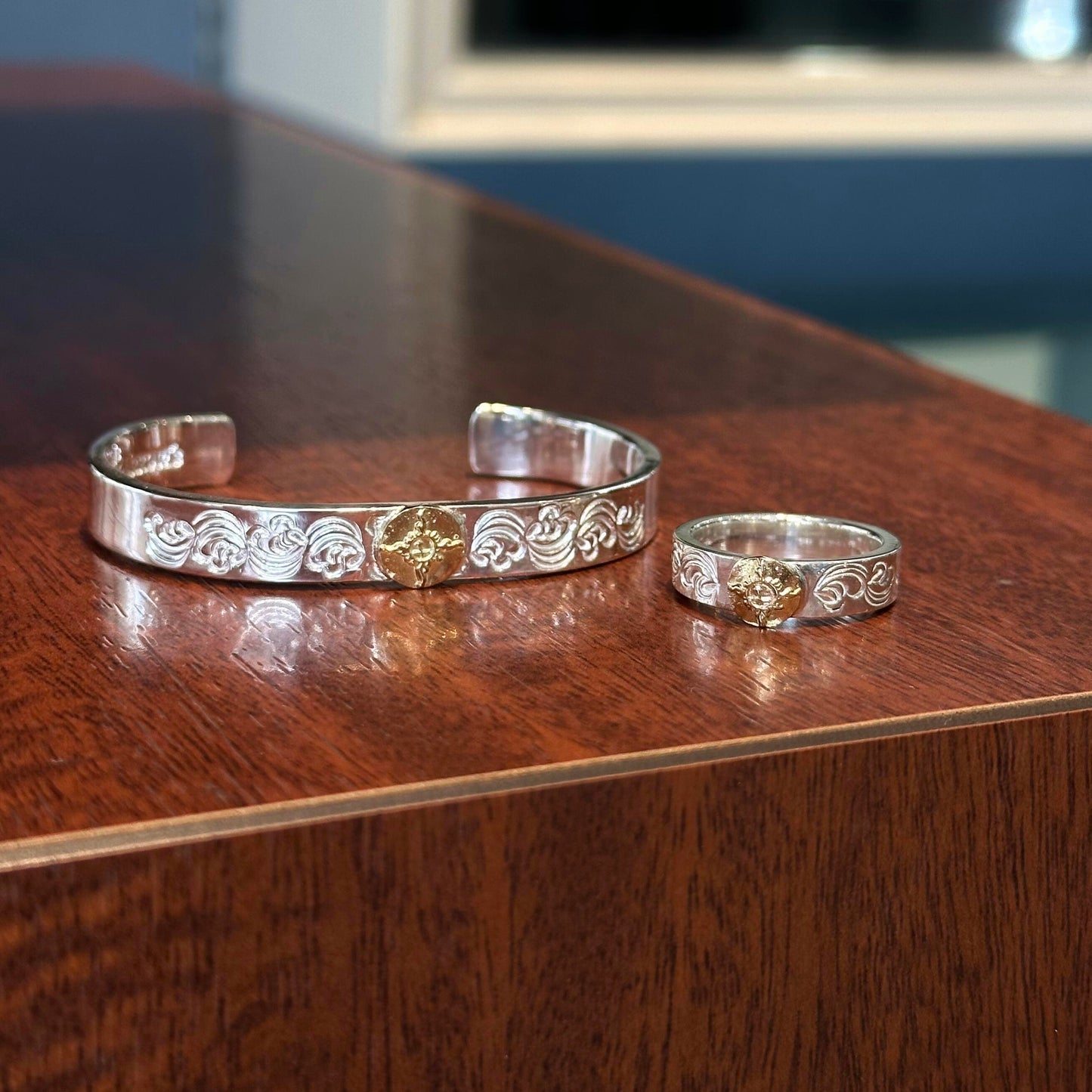 【FIRST ARROW’s ファーストアローズ】BR-013 K18付 平打8mm カラ草彫りバングル