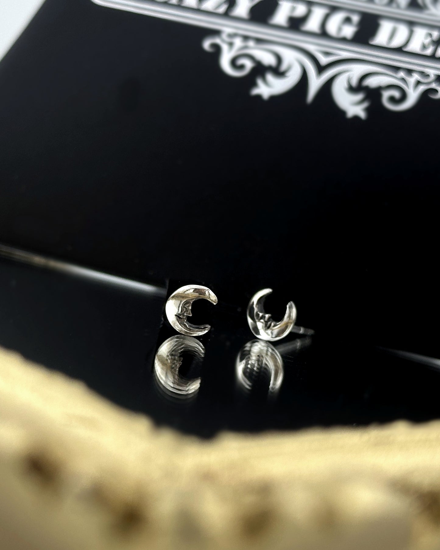 【CRAZY PIG DESIGNS クレイジーピッグデザインズ】NO.217 MOON STUD EARRING - FACE
