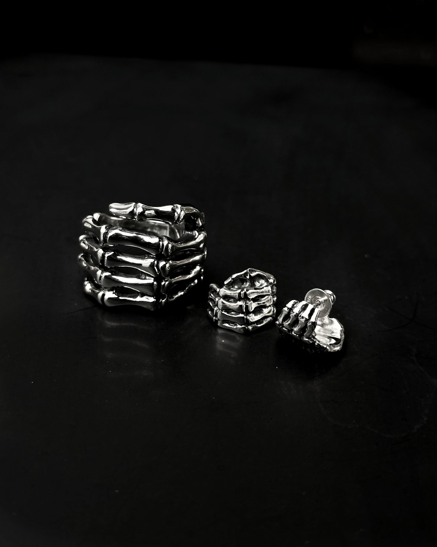 【CRAZY PIG DESIGNS クレイジーピッグデザインズ】NO.1217 BONE HAND STUD EARRING