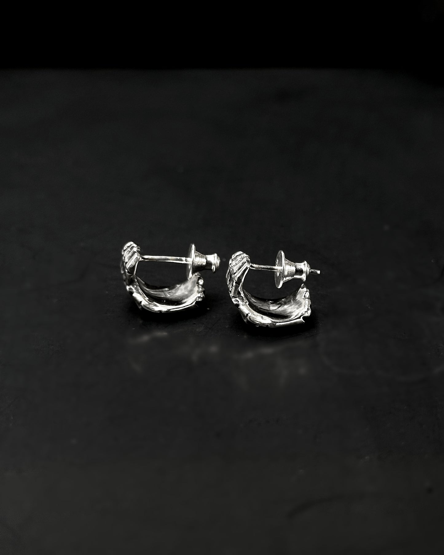 【CRAZY PIG DESIGNS クレイジーピッグデザインズ】NO.1217 BONE HAND STUD EARRING