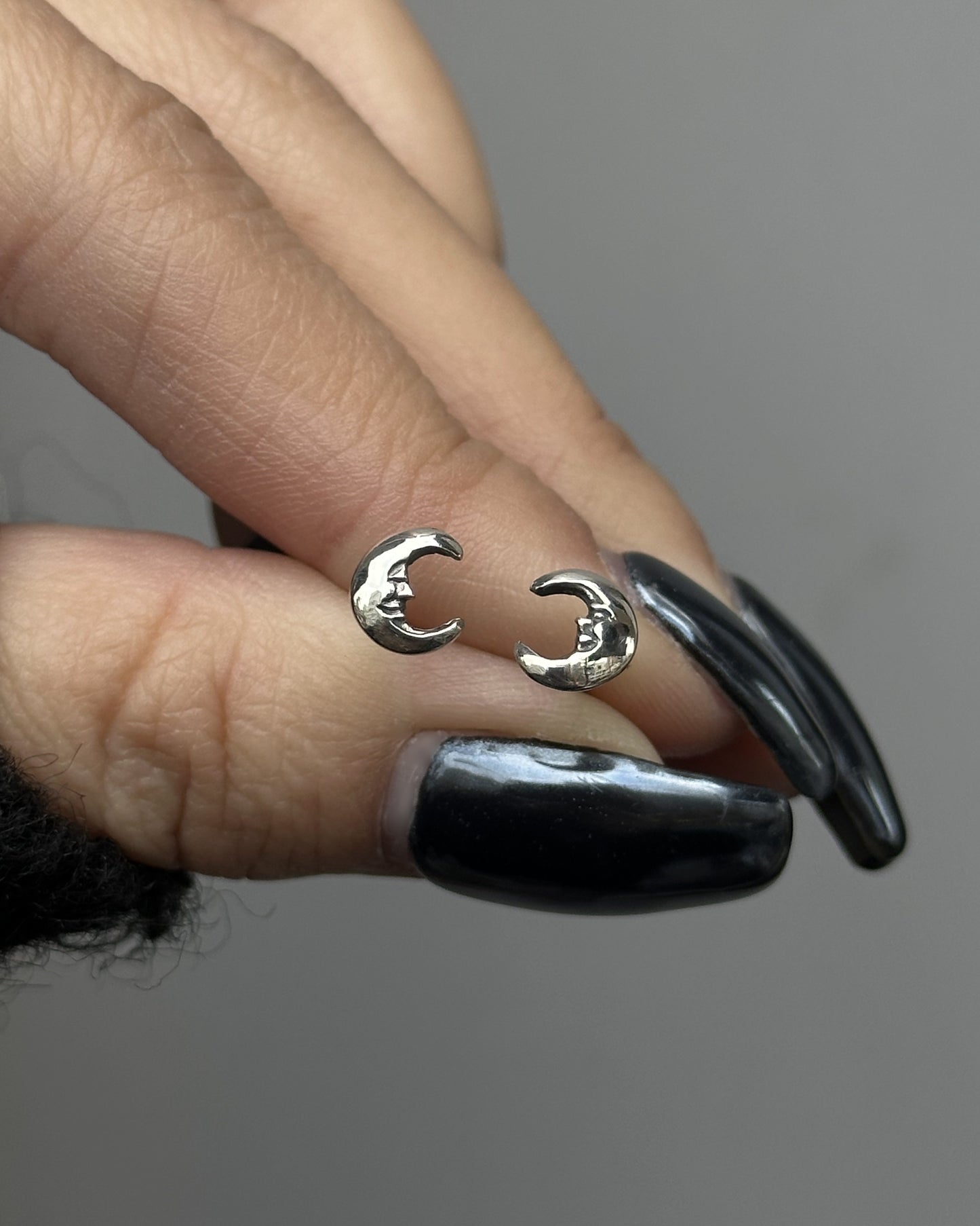 【CRAZY PIG DESIGNS クレイジーピッグデザインズ】NO.217 MOON STUD EARRING - FACE