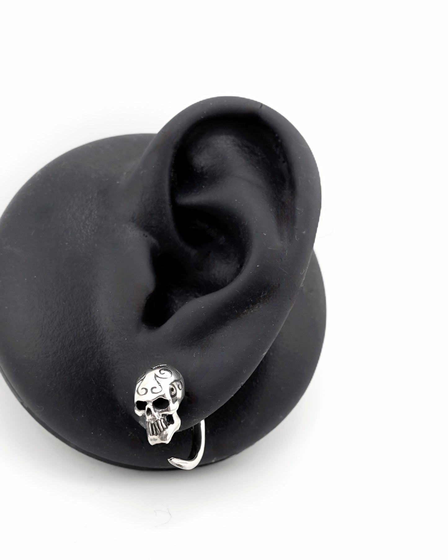 【CRAZY PIG DESIGNS クレイジーピッグデザインズ】NO.512 TRIBAL SKULL HOOP EARRING