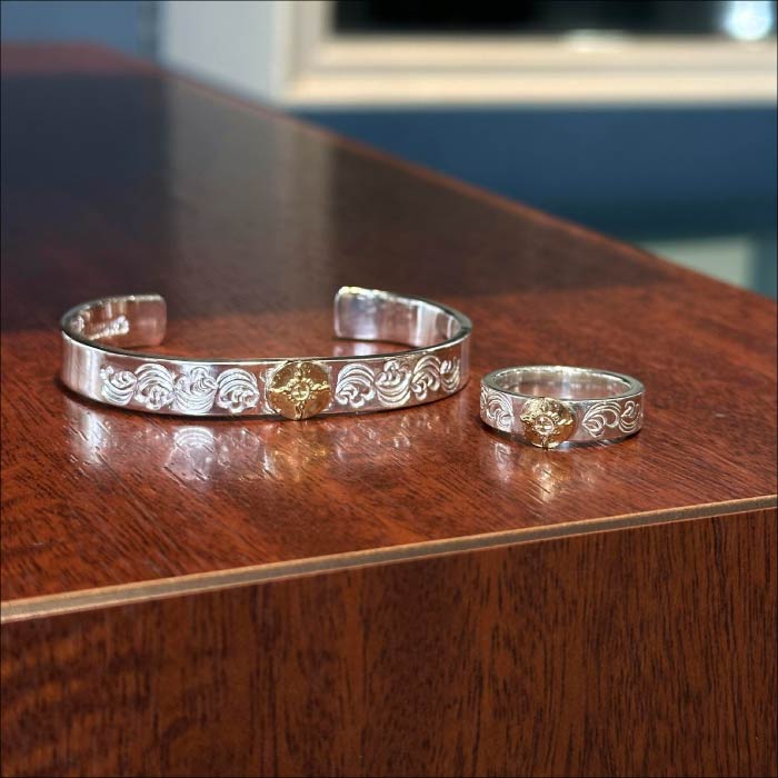 【FIRST ARROW’s ファーストアローズ】R-102  K18付平打6mmカラ草彫りリング