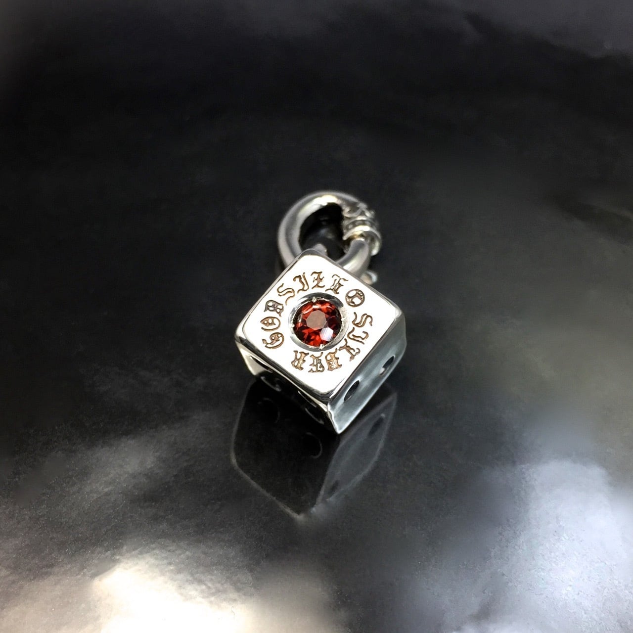 【GODSIZE ゴッドサイズ】GS606PD DICE PENDANT with GARNET ダイスペンダント/ガーネット
