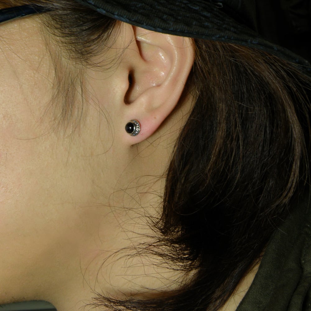 【Artemis Classic】 ACE0061 Round Black Star Earrings